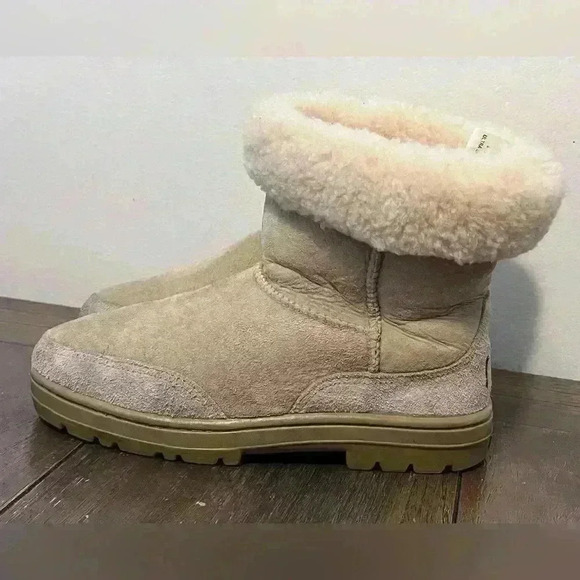 UGG Ultra Short Sundance Boots Womens size 6 - Picture 7 of 11